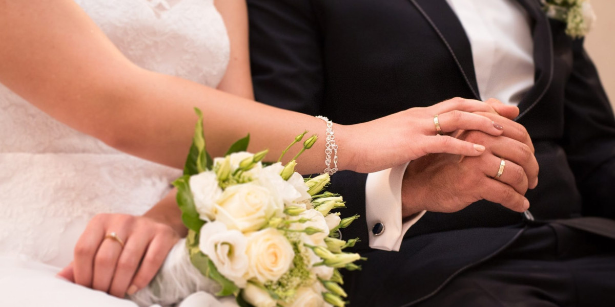 A Complete Guide to Choosing Wedding Rings in the UK